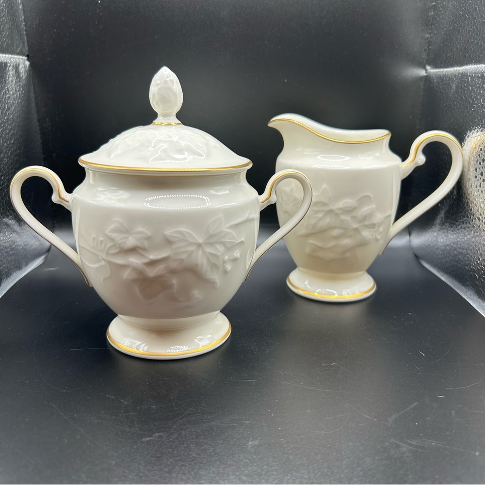 The Noritake HALLS of IVY Gold Rim Lidded Sugar & Creamer set